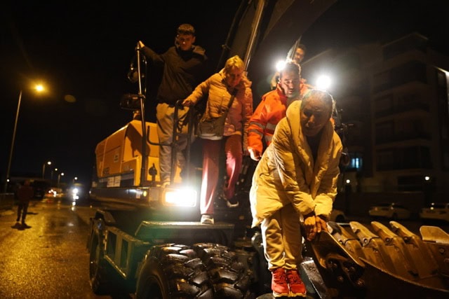 Yoğun kar yağışında vatandaşlar ve ekipler, ulaşım ve güvenlik için çalışma yapıyor.
