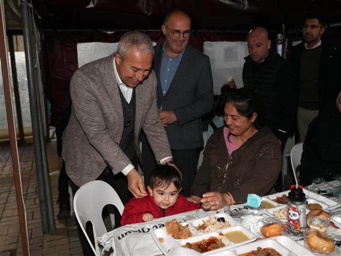 Alanya Belediye Başkanı Osman Tarık Özçelik, Ramazan’ın ilk iftarını vatandaşlarla buluşturdu