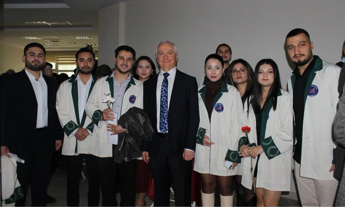 Uzay kongresi katılımcıları ve öğrenciler, etkinlikte bir araya geldi.