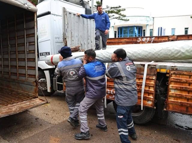 Antalya'da hortum ve fırtına sonrası üreticiye sera naylonu yardımı.