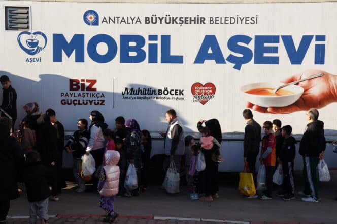 Antalya Büyükşehir’den Ramazan Ayında Mobil Aşevi ile Sıcak Yemek Dağıtımı