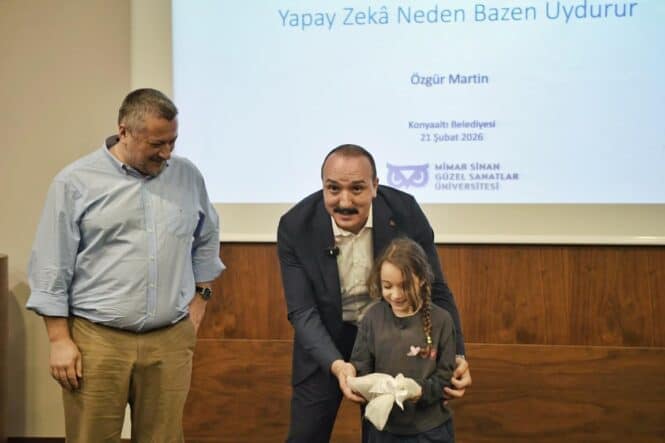 Konyaaltı’nda Yapay Zeka Konferansı: Doğru Veri ve Kararların Önemi Tartışıldı