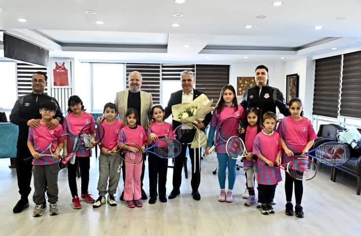 Muratpaşa Belediyesi Tenis Takımı, Başkan Ümit Uysal’ı Ziyaret Ederek Turnuva Hazırlıklarını Paylaştı