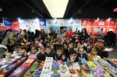 Çocuk Edebiyat Fuarı'nda çocuklar ve aileleri kitaplarla buluşuyor.