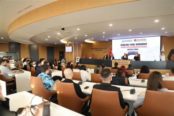 Alanya’da gençler, belediye meclisi simülasyonu ile yerel yönetime aktif katılım sağlıyor