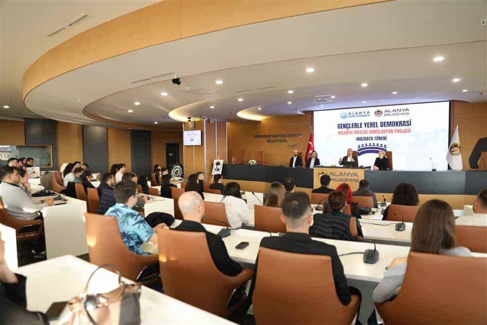 Alanya’da gençler, belediye meclisi simülasyonu ile yerel yönetime aktif katılım sağlıyor