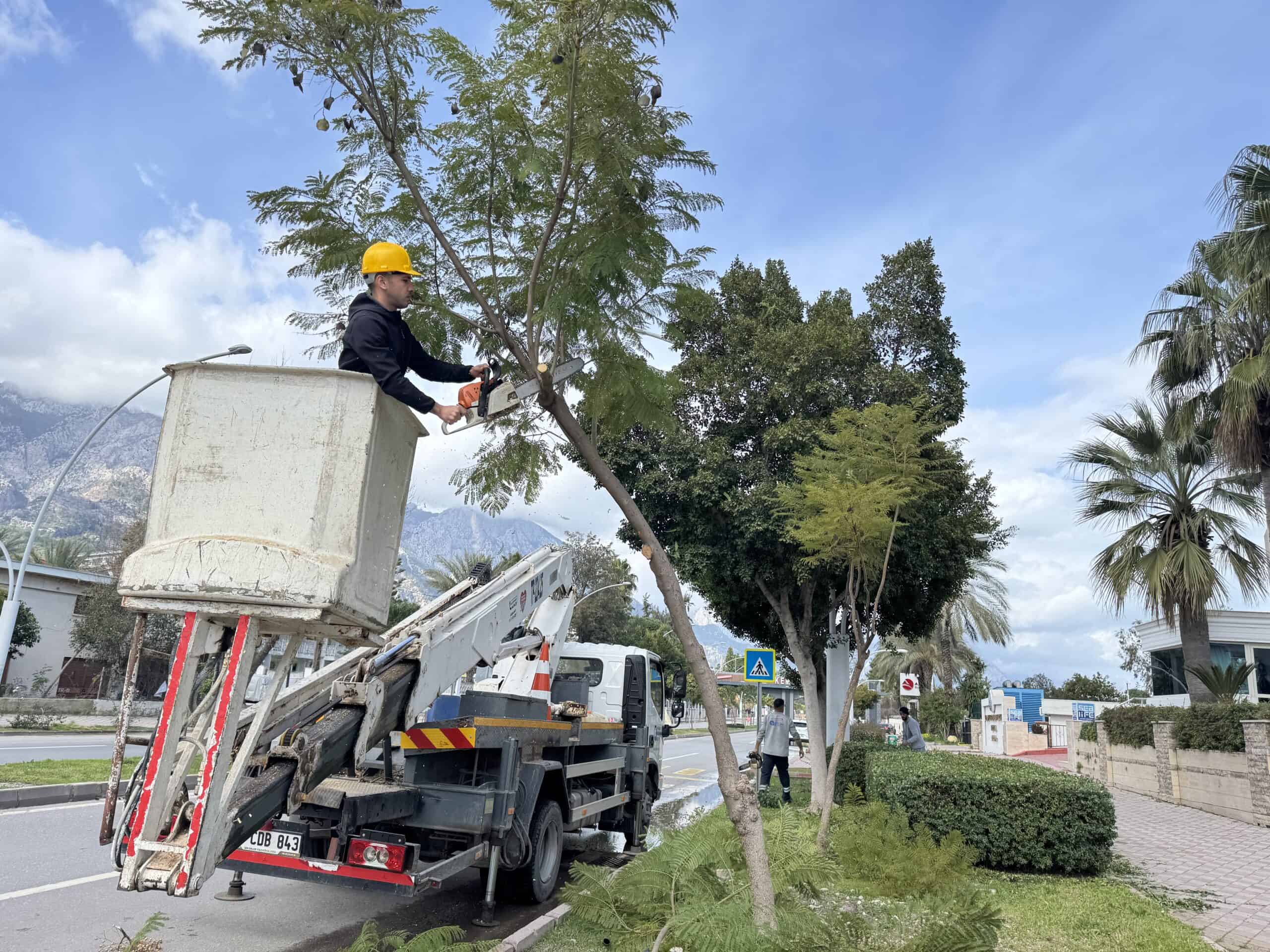 Büyükşehir Belediyesi Kemer’de Kapsamlı Peyzaj ve Temizlik Çalışması Gerçekleştirdi