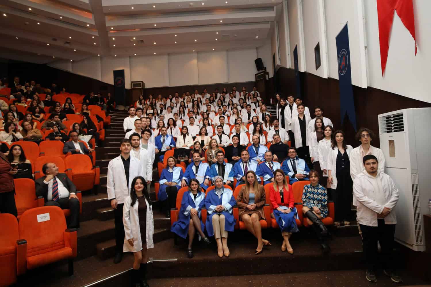 Akdeniz Üniversitesi Diş Hekimliği Fakültesi’nde 94 Öğrenci Beyaz Önlüklerini Giyerek Klinik Eğitimine Başladı