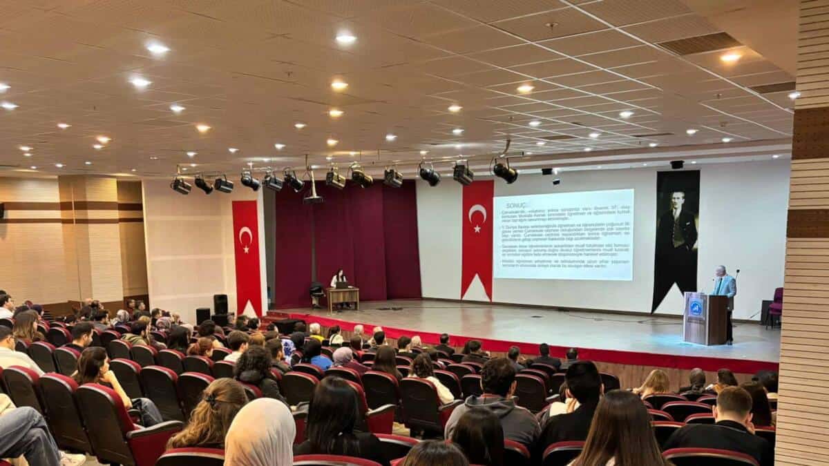 Akdeniz Üniversitesi Eğitim Fakültesinde 18 Mart Çanakkale Şehitleri İçin Anma Programı Düzenlendi