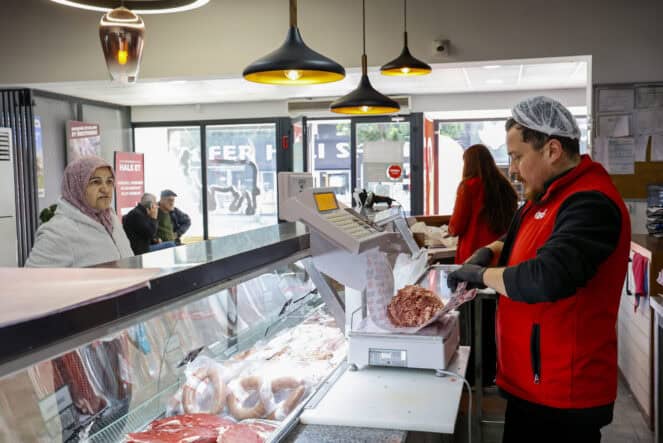 Antalya’da Ramazan Ayında Halk Et Mağazalarına Olan Yoğun İlgi Devam Ediyor