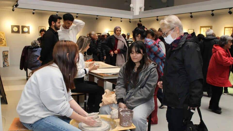 Akdeniz Üniversitesi'nde 60+ Katılımlı Sanat Çalıştayında Geleneksel El Sanatlarına Yoğun İlgi