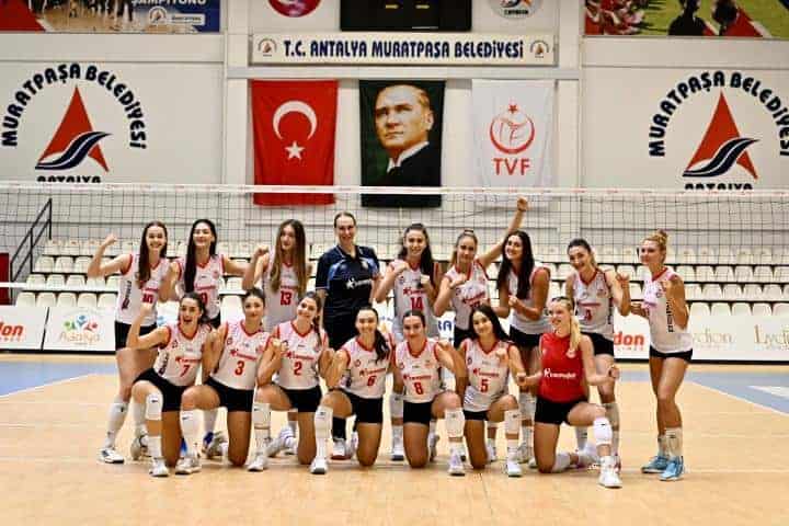 Muratpaşa Belediyespor Kadın Voleybol Takımı, Diyarbakır Büyükşehir’i 3-1 Mağlup Etti