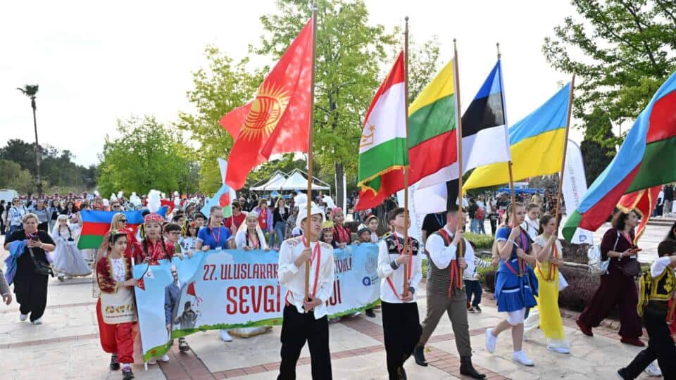 Antalya'da 23 Nisan Çocuk ve Uçurtma Festivali Renkli Görüntülere Sahne Oldu