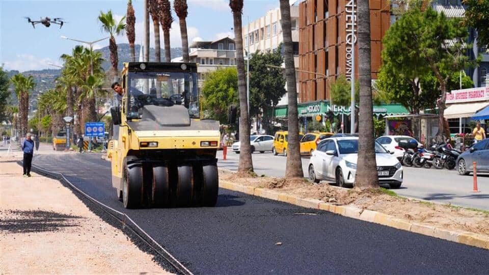 Alanya’da Atatürk Caddesi güney şeridinde sıcak asfalt çalışmaları başladı
