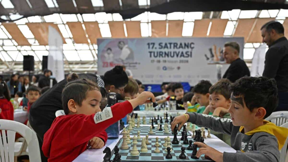 Antalya'da 23 Nisan Ulusal Egemenlik ve Çocuk Bayramı Festivali Renkli Başladı