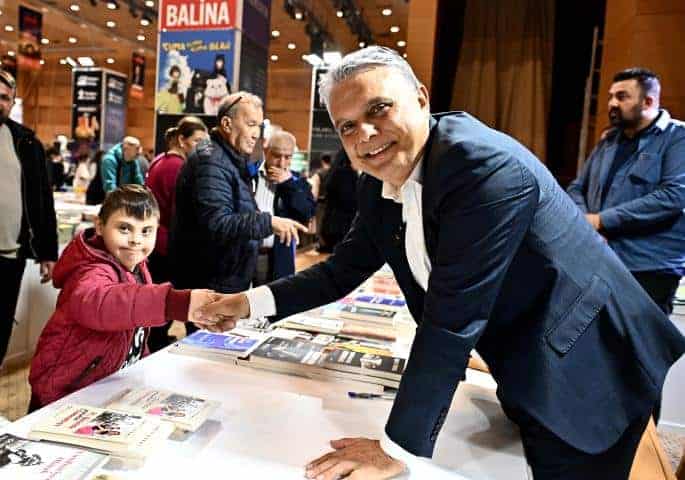 Başkan Ümit Uysal, Kepez Kitap Fuarı'nda Toplumsal Birlik Mesajı Verdi