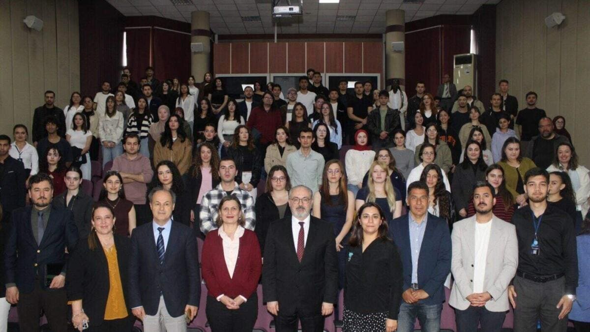 Büyükelçi Deha Erpek, Akdeniz Üniversitesi’nde Öğrencilerle Dışişleri Kariyerini Paylaştı