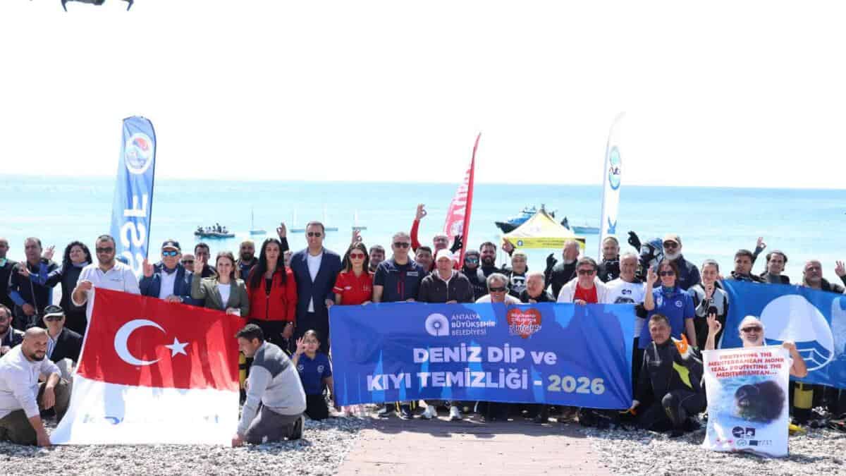Antalya Büyükşehir Belediyesi, Sahil Temizliğiyle Deniz Ekosistemini Koruma Çalışmalarını Sürdürüyor