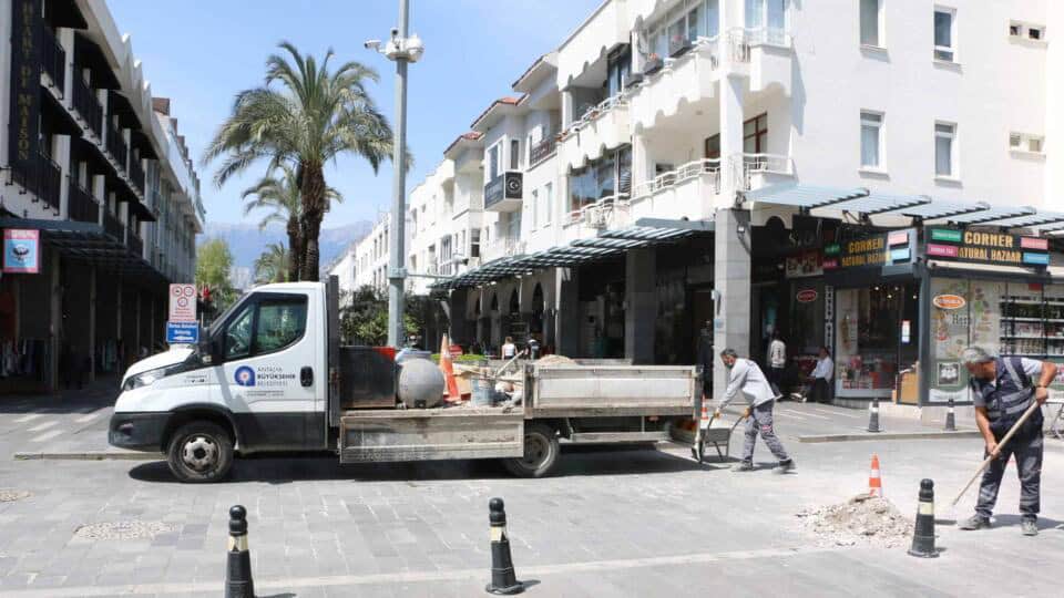 Antalya Büyükşehir Belediyesi Kemer Liman Caddesi’nde Altyapı Çalışmalarını Sürdürüyor