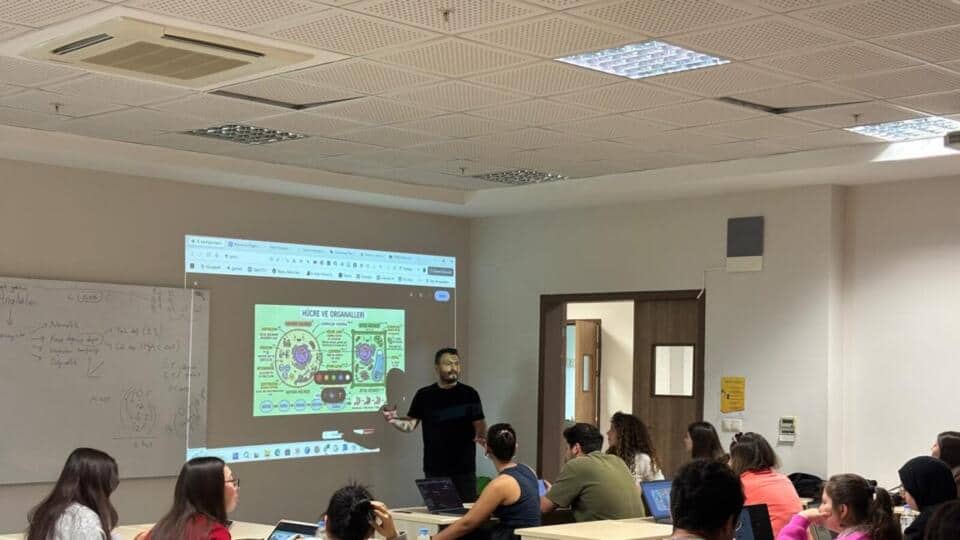 Akdeniz Üniversitesi’nde Eğitim Fakültesi Öğrencilerine Yapay Zeka Eğitimi Verildi