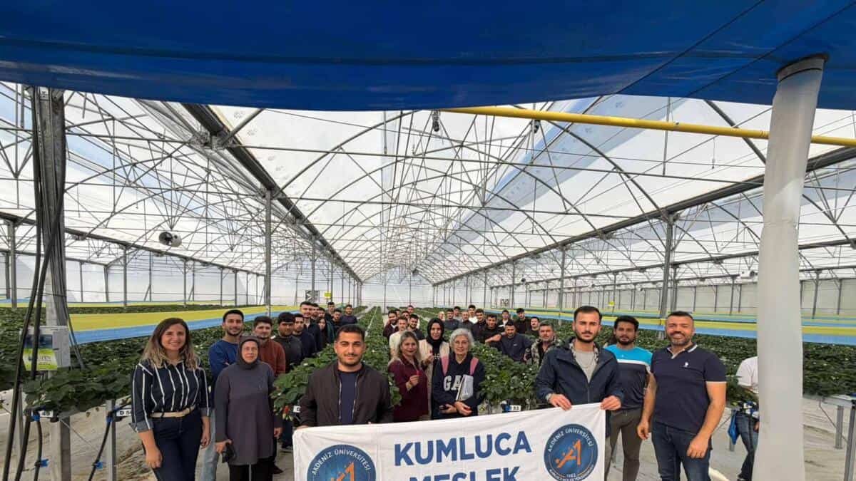 Kumluca MYO Öğrencileri Topraksız Tarım Tesisinde Modern Çilek Üretimini Yerinde Öğrendi