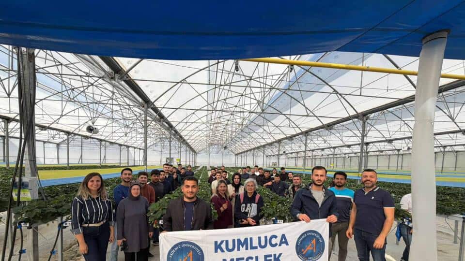 Kumluca MYO Öğrencileri Topraksız Tarım Tesisinde Modern Çilek Üretimini Yerinde Öğrendi