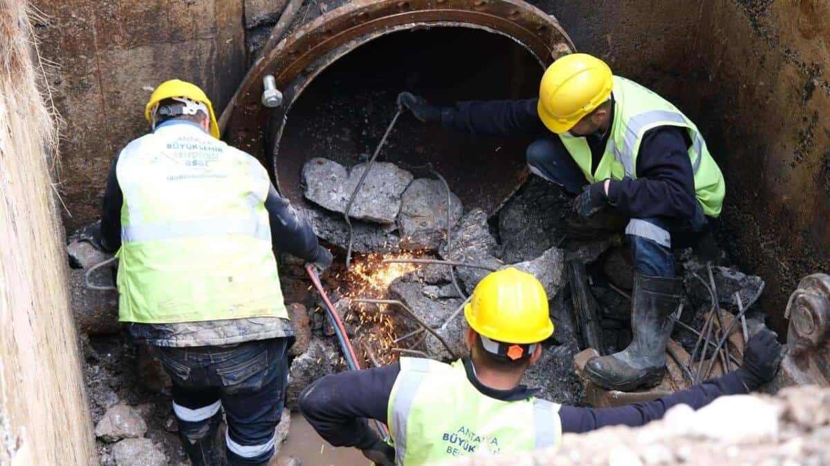 Muratpaşa’da 35 Yıllık Ana Hat Vanası Yenilendi, Su Kesintisi Sona Erdi