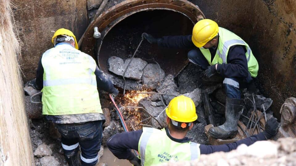 Muratpaşa’da 35 Yıllık Ana Hat Vanası Yenilendi, Su Kesintisi Sona Erdi