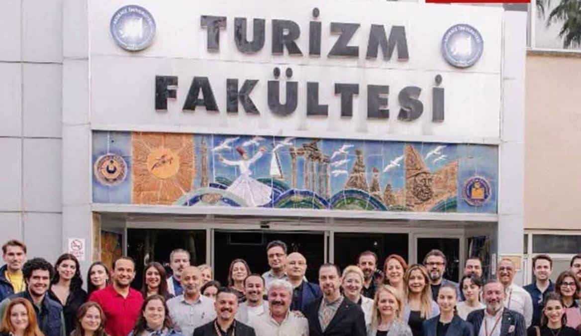 Akdeniz Üniversitesi'nde Turizm Fakültesi Mezunları ve Öğrencileri Kaynaşma Etkinliğinde Buluştu