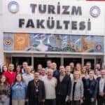 Akdeniz Üniversitesi'nde Turizm Fakültesi Mezunları ve Öğrencileri Kaynaşma Etkinliğinde Buluştu