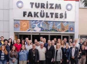 Akdeniz Üniversitesi'nde Turizm Fakültesi Mezunları ve Öğrencileri Kaynaşma Etkinliğinde Buluştu