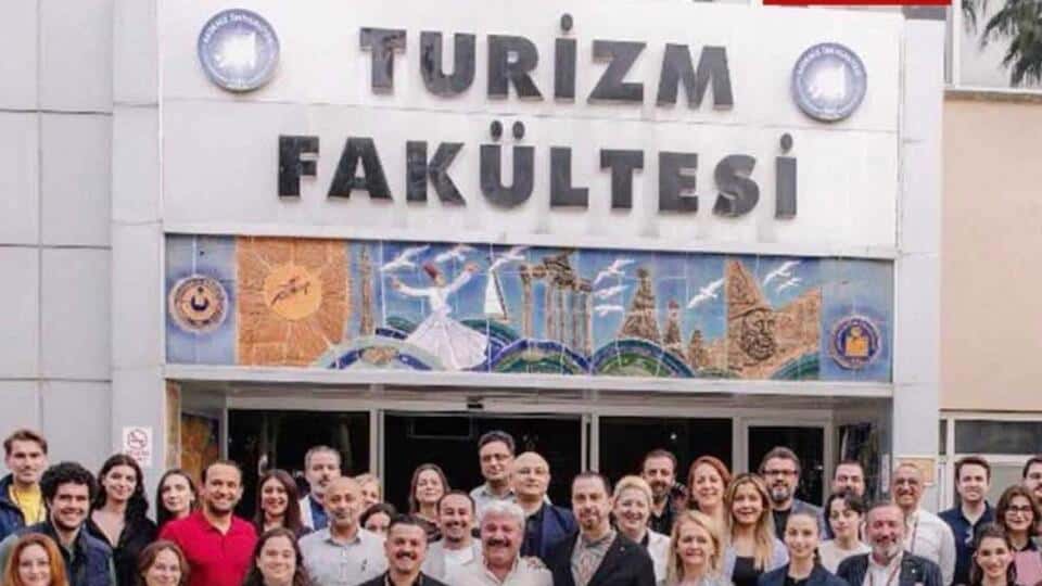 Akdeniz Üniversitesi'nde Turizm Fakültesi Mezunları ve Öğrencileri Kaynaşma Etkinliğinde Buluştu