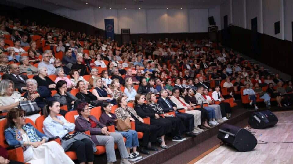Akdeniz Üniversitesi’nde Melihat Gülses’in Konuk Olduğu Türk Sanat Müziği Gecesi Düzenlendi