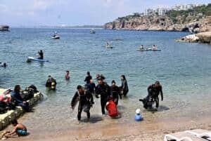 Muratpaşa Belediyesi Gönüllü Dalgıçları Mermerli Plajı'nda Deniz Tabanını Temizledi