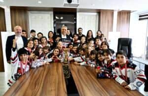 Muratpaşa Belediyespor’un Buz Hokeyi, Okçuluk ve Squash Sporcularından Başkan Ümit Uysal’a Ziyaret