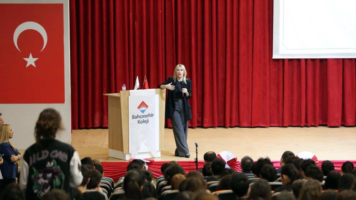 Rektör Özlenen Özkan, Bahçeşehir Koleji'nde Lise Öğrencileriyle Meslek ve Gelecek Üzerine Deneyimlerini Paylaştı